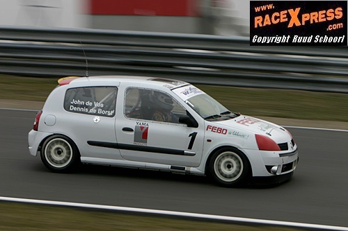 John de Vos en Dennis de Borst waren snel met hun witte Renault Clio en finishte 4e overall en eerste in hun divisie